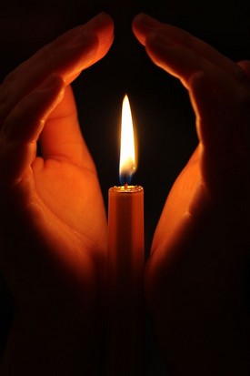 Grafika: Dłonie ogrzewane przez świeczkę.